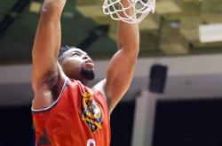 开云体育APP下载-篮球比赛中球员展现顽强拼搏精神