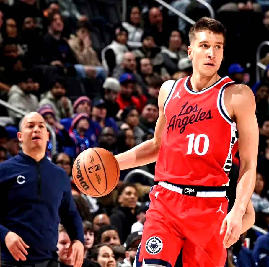 包含诺维奇取胜对手，取得宝贵三分的词条