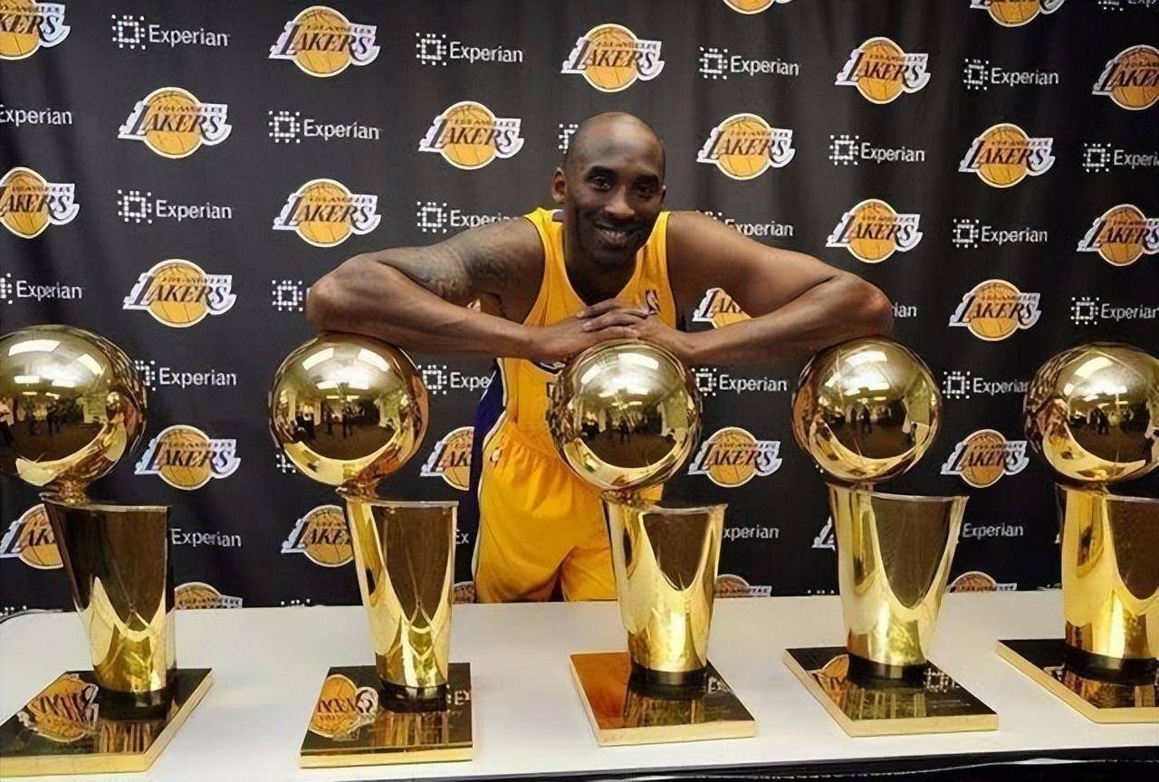 NBA球员成功捧得赛季总冠军奖杯