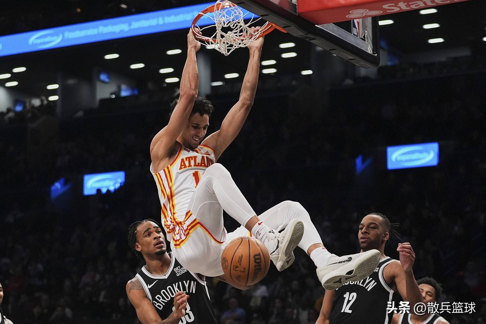 老鹰队球员个人表现亮眼,连续多场比赛进步顺利 老鹰队球员个人表现亮眼,连续多场比赛进步顺利