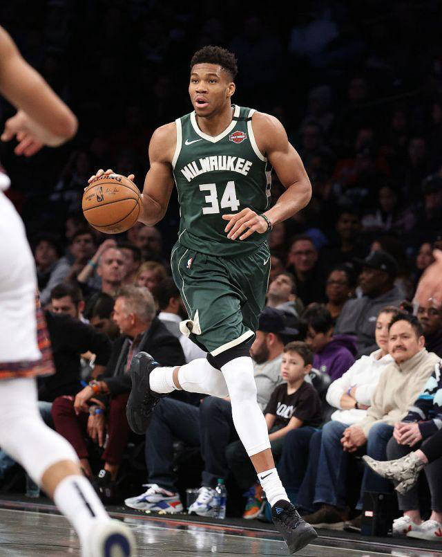 老鹰队球员个人表现亮眼,连续多场比赛进步顺利 老鹰队球员个人表现亮眼,连续多场比赛进步顺利