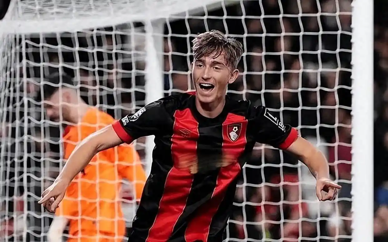 皇马队与切尔西队争夺AC米兰的中场球员 皇马队与切尔西队争夺AC米兰的中场球员