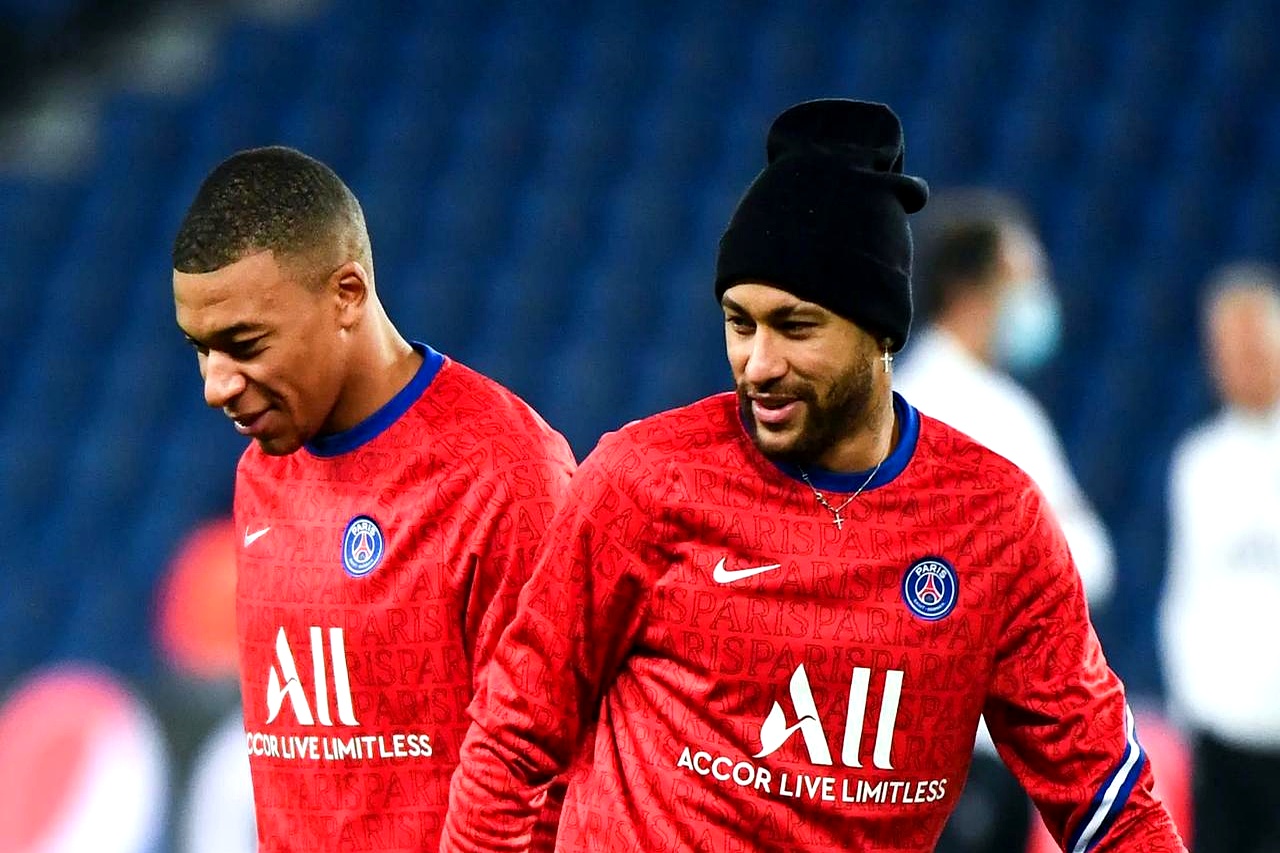 皇马队与切尔西队争夺AC米兰的中场球员 皇马队与切尔西队争夺AC米兰的中场球员