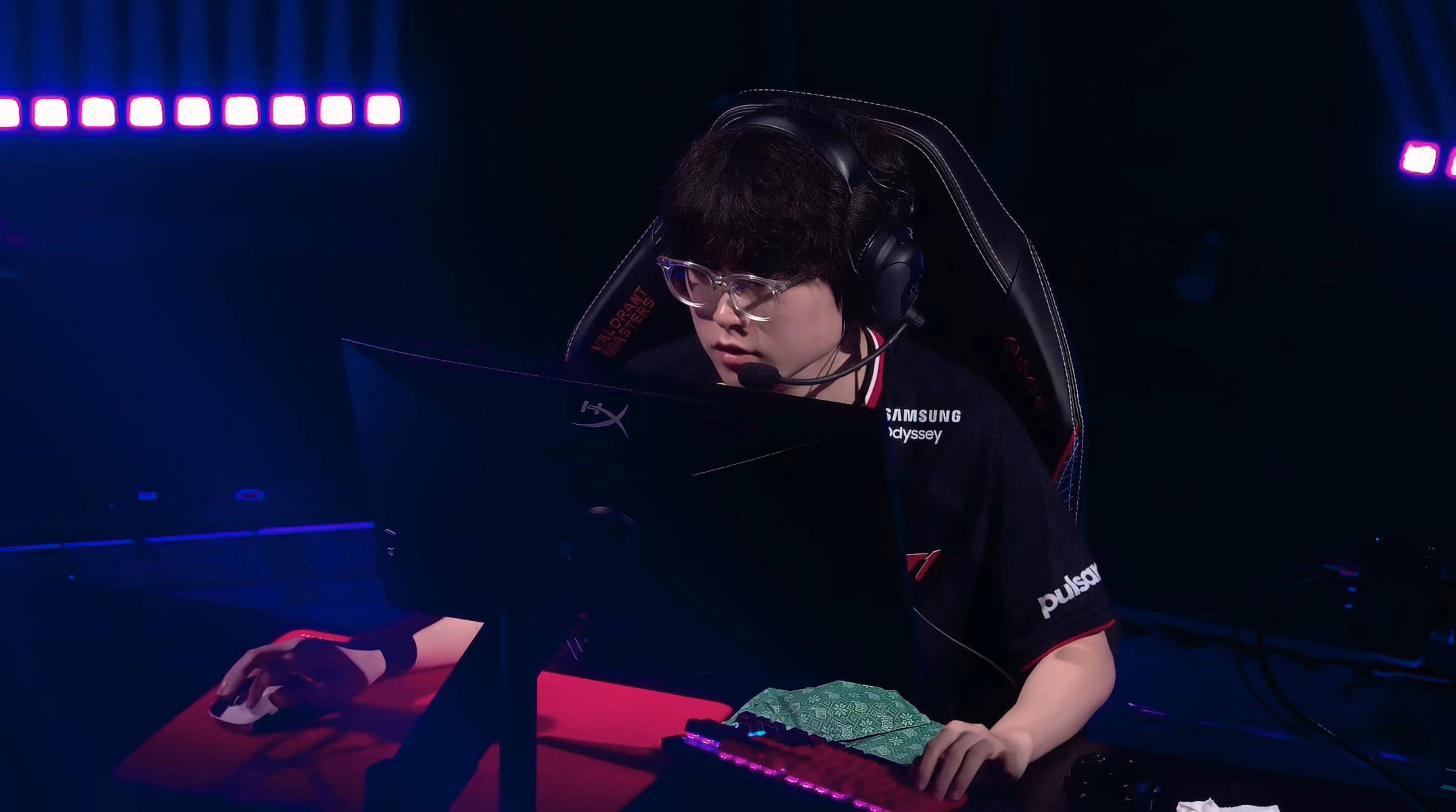 EG力克100T,Scout开启传奇时刻宿敌对决四强赛,点燃全场激情 EG力克100T,Scout开启传奇时刻宿敌对决四强赛,点燃全场激情