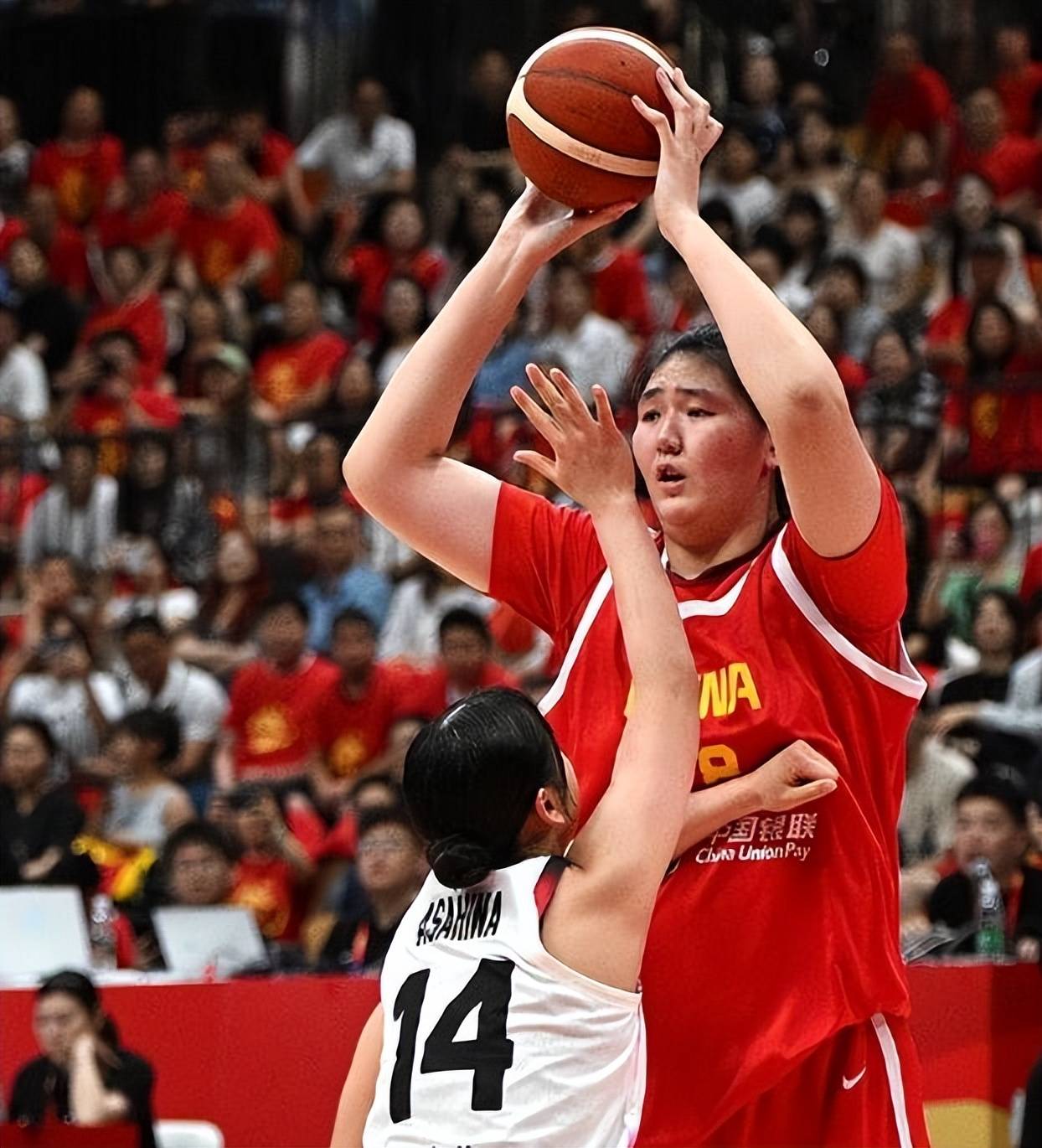 队员在比赛中展现了惊人的体能优势 队员在比赛中展现了惊人的体能优势