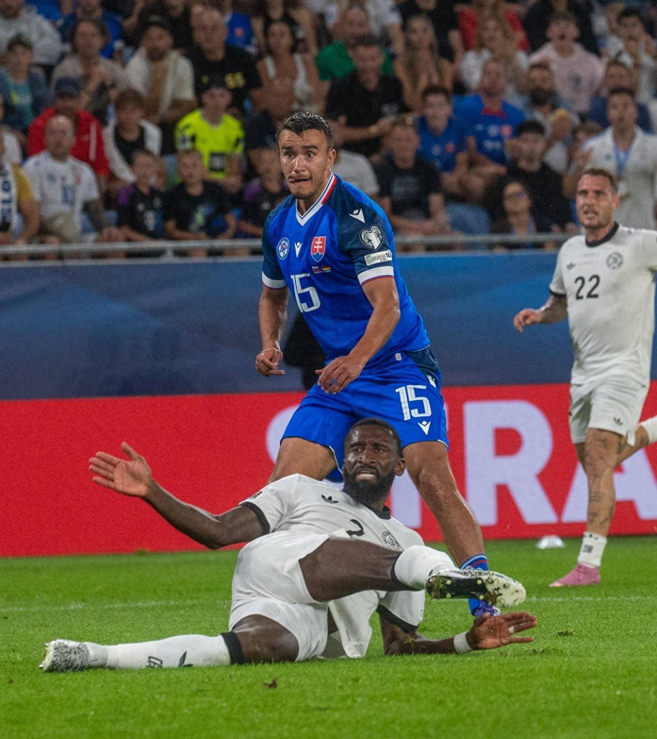 欧预赛强队交锋引爆热议，全球球迷关注焦点战