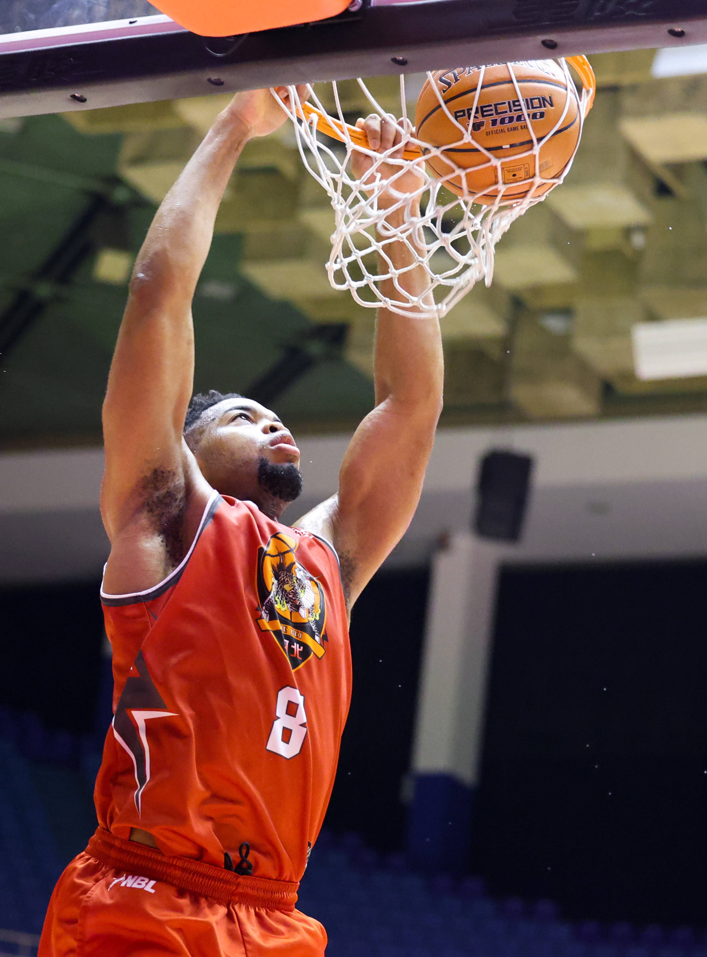 篮球比赛中球员展现顽强拼搏精神