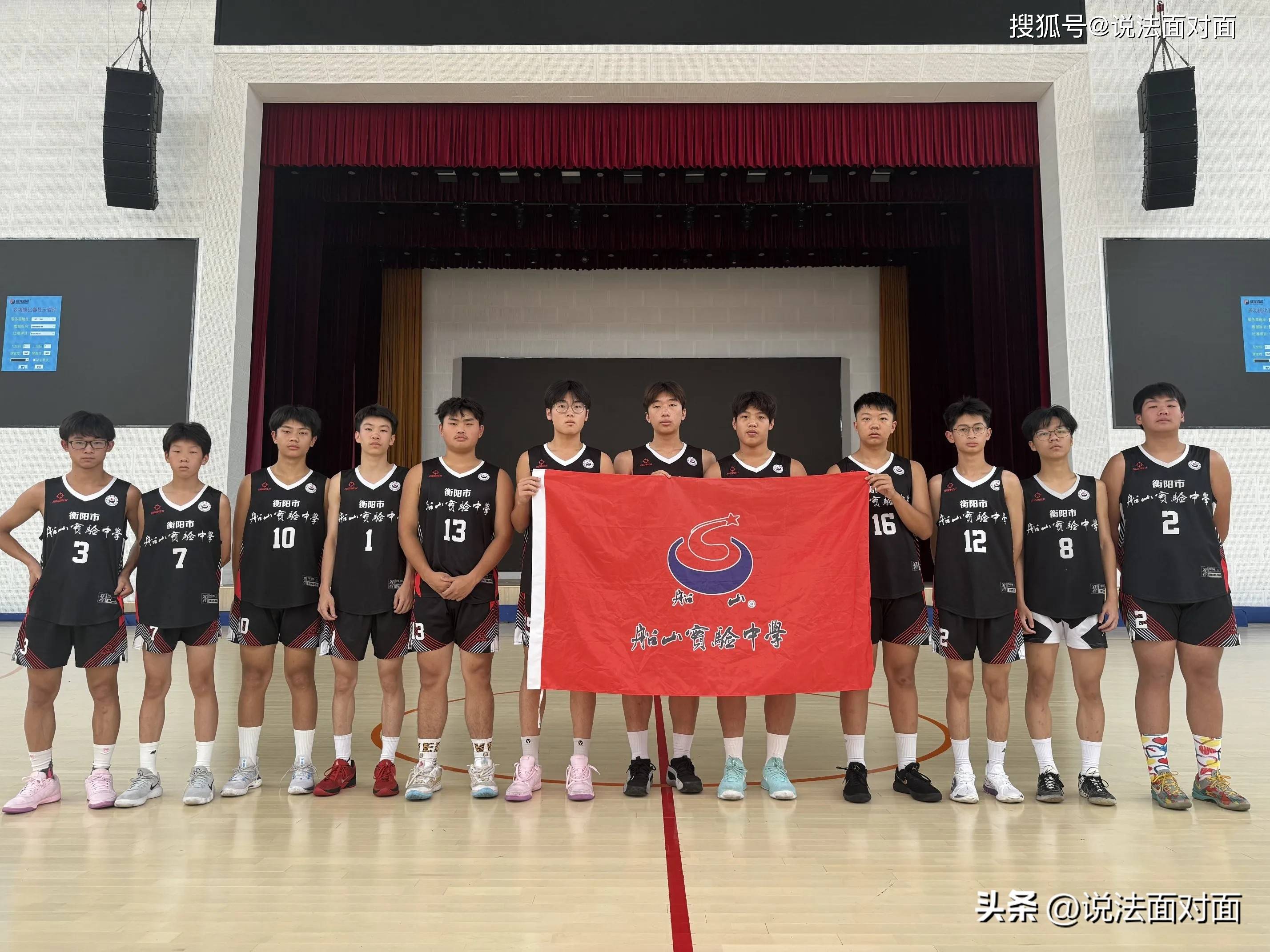 篮球比赛中球员展现顽强拼搏精神