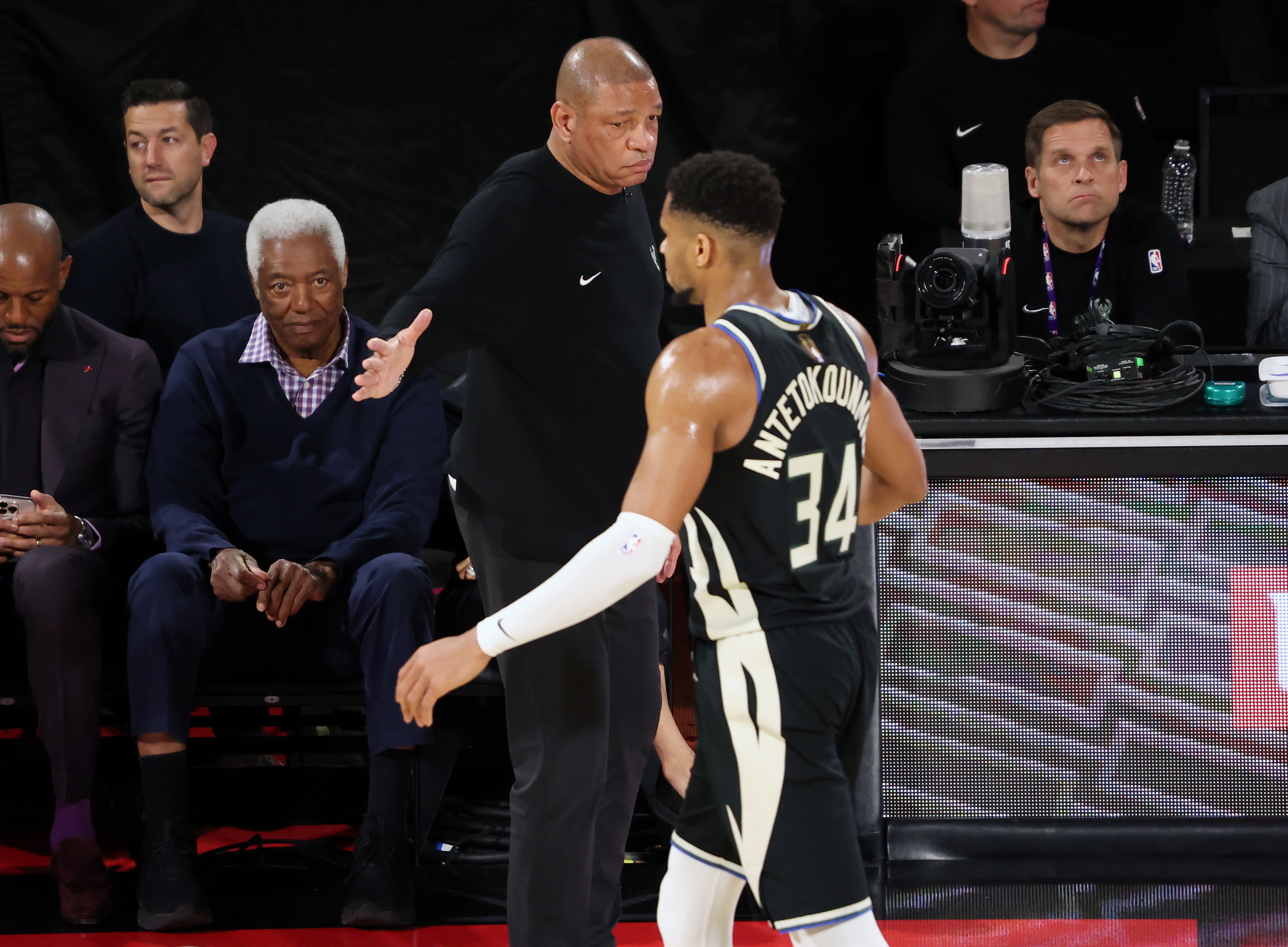 雄鹿主场大胜骑士,字母哥29分16篮板再度发威的简单介绍 雄鹿主场大胜骑士,字母哥29分16篮板再度发威的简单介绍