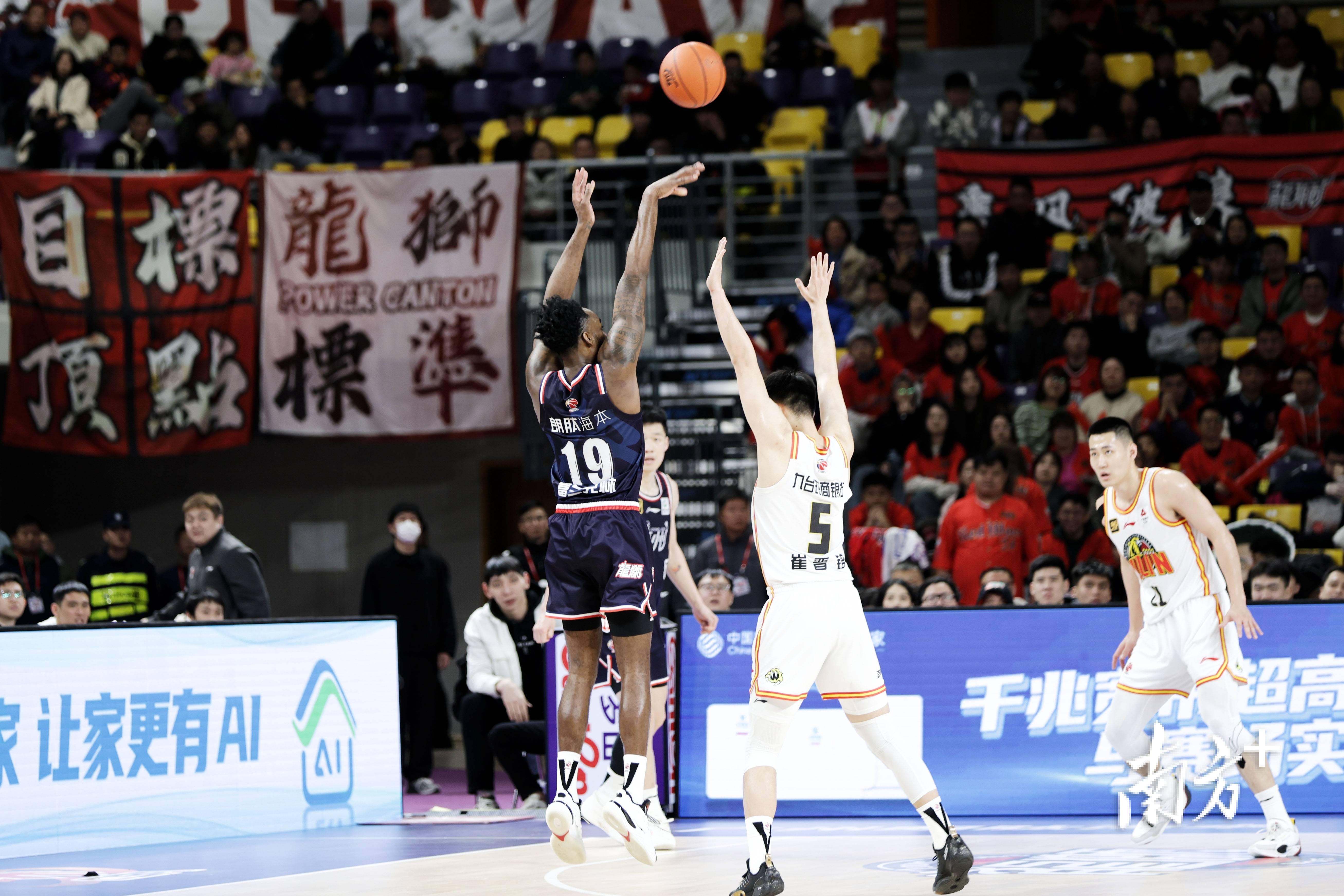 包含精彩篮球赛事震撼人心，球迷狂热争先的词条