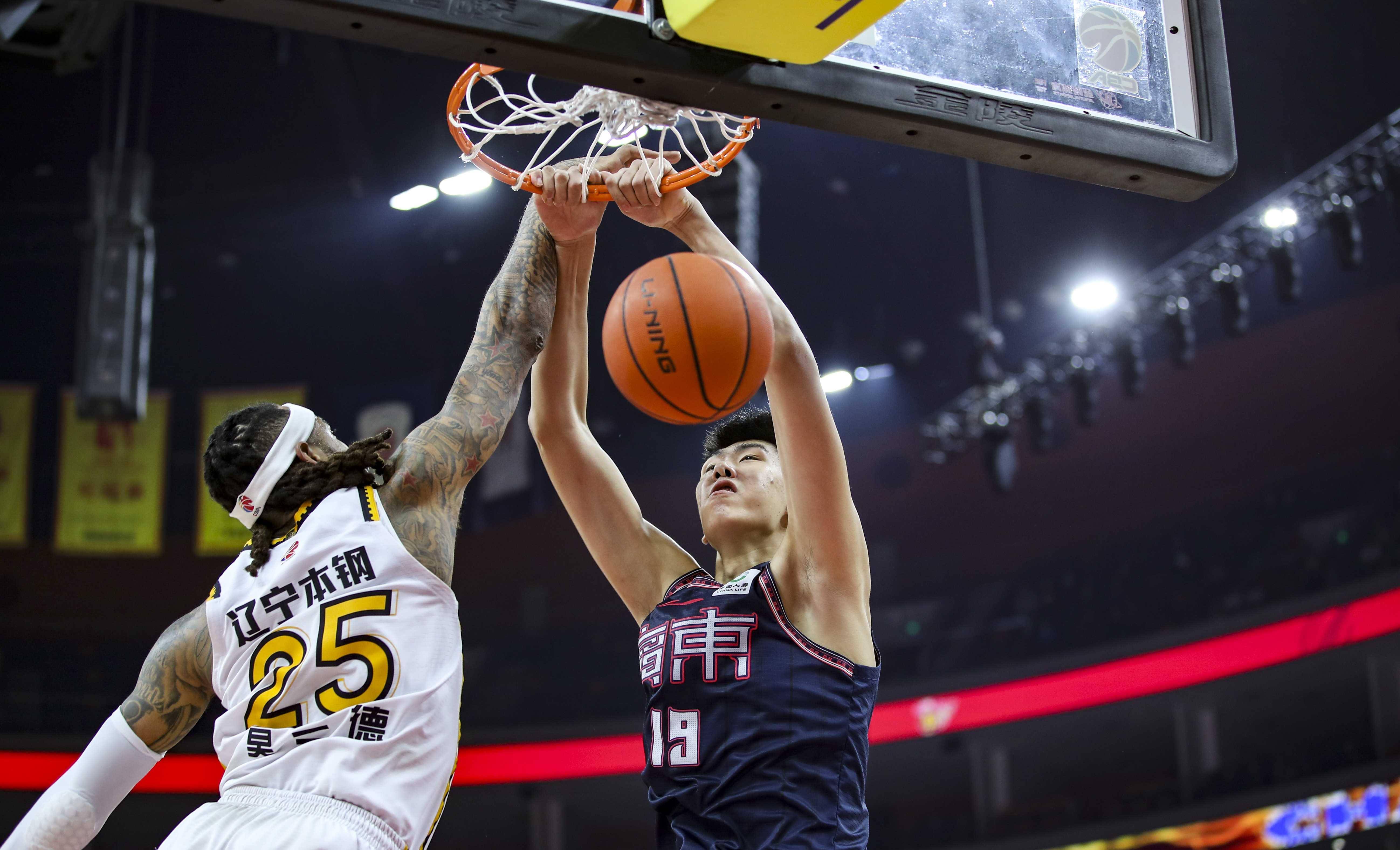 包含精彩篮球赛事震撼人心，球迷狂热争先的词条