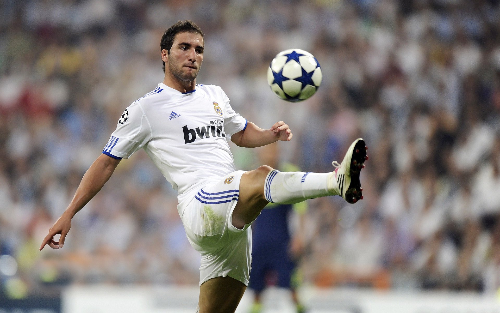 马丁内利梅开二度点燃王子公园，巴黎行云流水四球完胜贝蒂斯